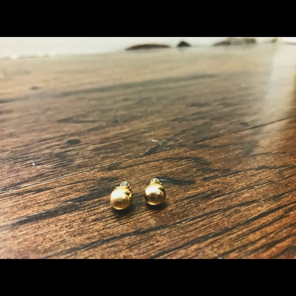Polished gold stud earrings